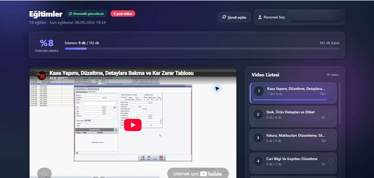 Staff training interface with synchronized video lessons, completion progress and a structured course list.